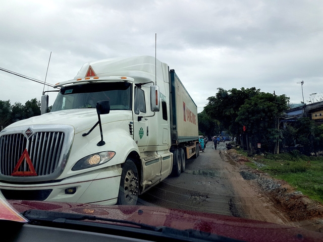 Quốc lộ nối với cao tốc Đà Nẵng - Quảng Ngãi quá tải, dân than trời quoc lo noi voi cao toc da nang quang ngai qua tai dan than troi