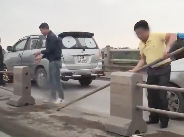 Tài xế tự ý tháo dải phân cách trên cầu Thanh Trì là hành động phá hoại tai xe tu y thao dai phan cach tren cau thanh tri la hanh dong pha hoai
