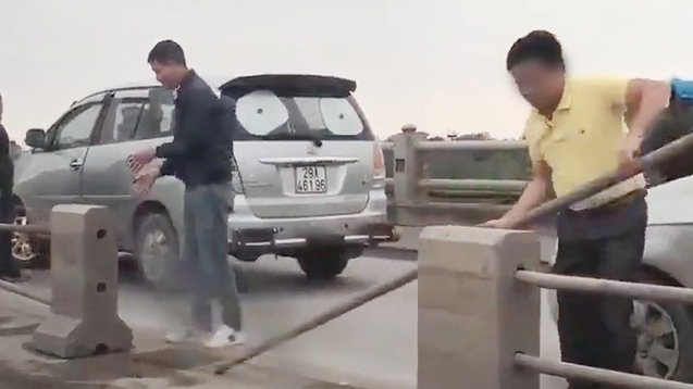 Tài xế tự ý tháo dải phân cách trên cầu Thanh Trì là hành động phá hoại