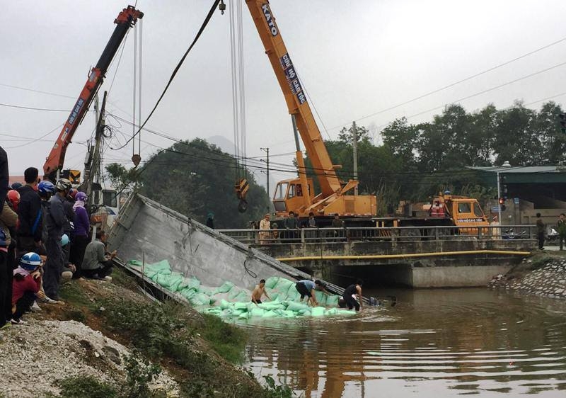 Bị xe vượt đèn đỏ đâm, tài xế xe tải tử vong dưới kênh bi xe vuot den do dam tai xe xe tai tu vong duoi kenh