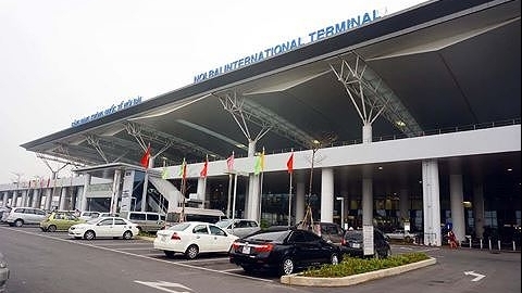 Kiến nghị tạm dừng thu phí xe vào sân bay