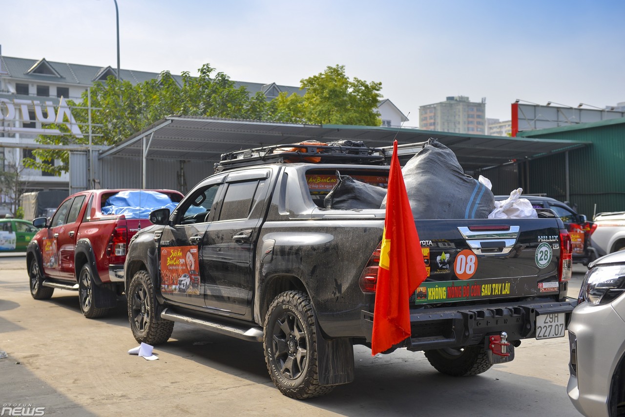 thanh vien dien dan otofunnet khan truong xep hang truoc gio xuat phat suoi am ban cao 2019