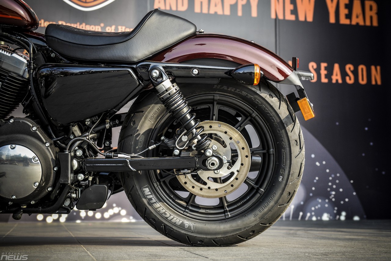 harley davidson iron 1200 khoe dang duoi nang xuan