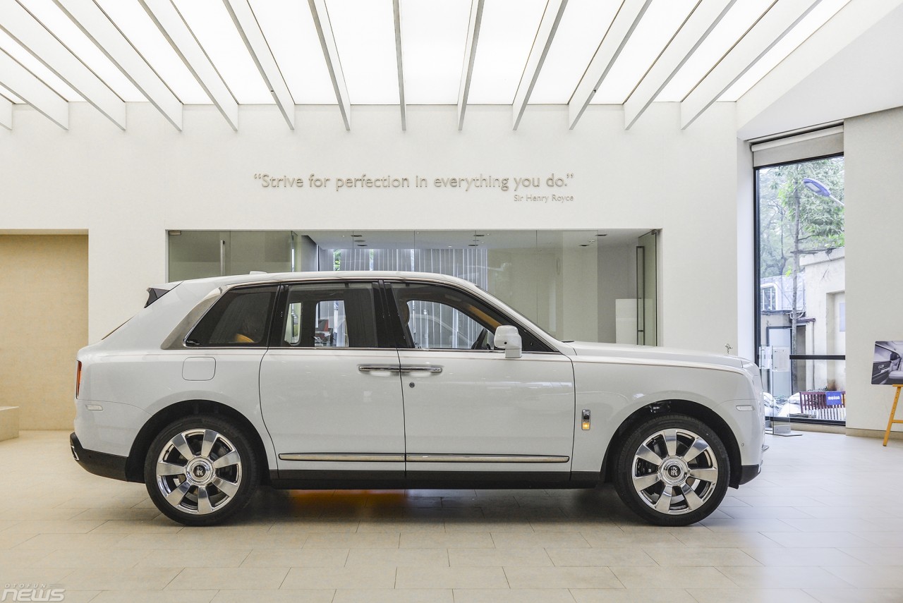 "Xe gầm cao" siêu sang Rolls-Royce Cullinan chính hãng giá hơn 40 tỷ đồng Việt Nam xe gam cao sieu sang rolls royce cullinan chinh hang gia hon 40 ty dong viet nam