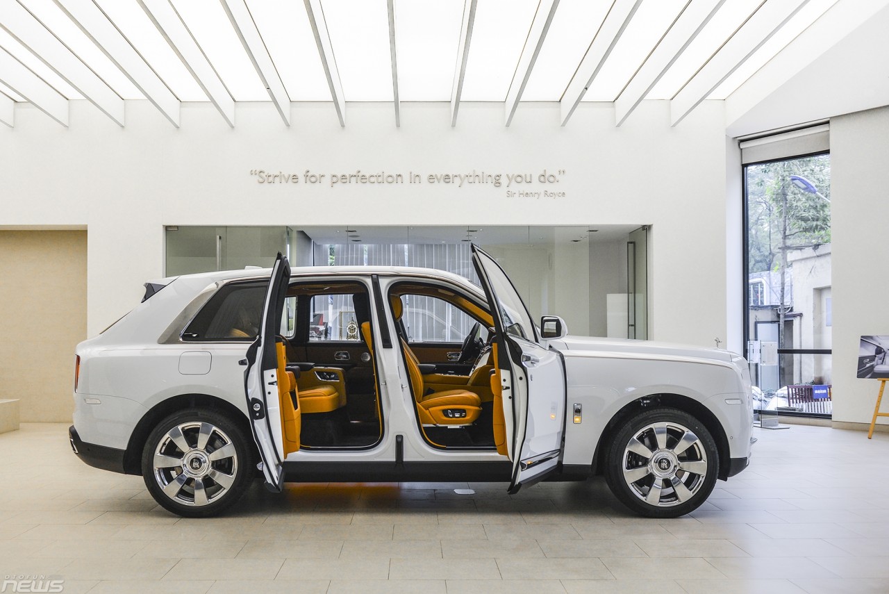 "Xe gầm cao" siêu sang Rolls-Royce Cullinan chính hãng giá hơn 40 tỷ đồng Việt Nam xe gam cao sieu sang rolls royce cullinan chinh hang gia hon 40 ty dong viet nam