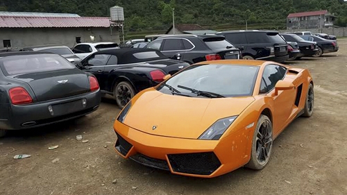 Hơn 50 siêu xe và xe sang tập kết ở biên giới phía bắc Việt Nam