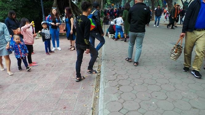 ha noi can canh chiec ao va hon 20 loai gach da duoc lat o ho guom