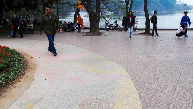 Hà Nội: Cận cảnh “chiếc áo vá” hơn 20 loại gạch, đá được lát ở Hồ Gươm ha noi can canh chiec ao va hon 20 loai gach da duoc lat o ho guom