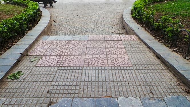 Hà Nội: Cận cảnh “chiếc áo vá” hơn 20 loại gạch, đá được lát ở Hồ Gươm ha noi can canh chiec ao va hon 20 loai gach da duoc lat o ho guom