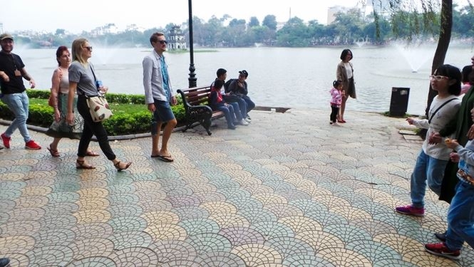 Hà Nội: Cận cảnh “chiếc áo vá” hơn 20 loại gạch, đá được lát ở Hồ Gươm ha noi can canh chiec ao va hon 20 loai gach da duoc lat o ho guom