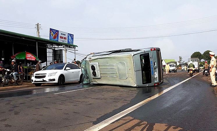 Lâm Đồng: Xe khách mất lái lộn nhiều vòng trên Quốc lộ 20 lam dong xe khach mat lai lon nhieu vong tren quoc lo 20