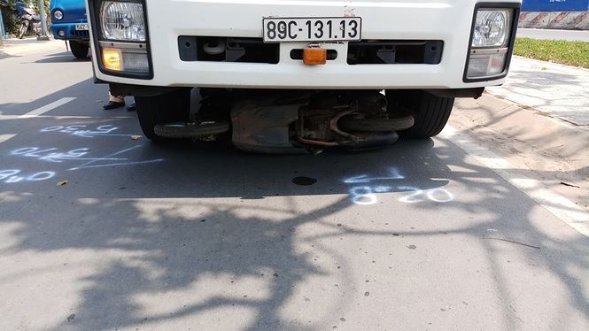 TP Hồ Chí Minh: Người phụ nữ tử vong sau khi bị xe tải kéo lê 20 mét tp ho chi minh nguoi phu nu tu vong sau khi bi xe tai keo le 20 met
