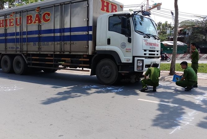 TP Hồ Chí Minh: Người phụ nữ tử vong sau khi bị xe tải kéo lê 20 mét tp ho chi minh nguoi phu nu tu vong sau khi bi xe tai keo le 20 met