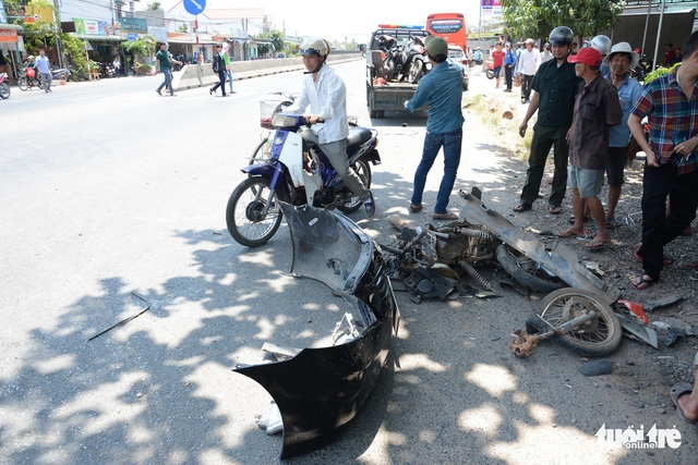Bình Thuận: Xe giường nằm "lùa" hàng loạt xe máy, xe hơi vào gầm binh thuan xe giuong nam lua hang loat xe may xe hoi vao gam