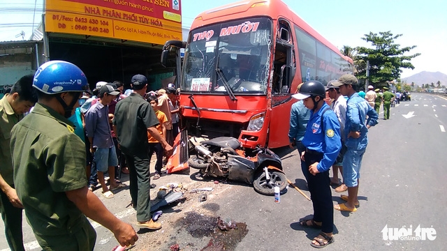 Bình Thuận: Xe giường nằm "lùa" hàng loạt xe máy, xe hơi vào gầm binh thuan xe giuong nam lua hang loat xe may xe hoi vao gam