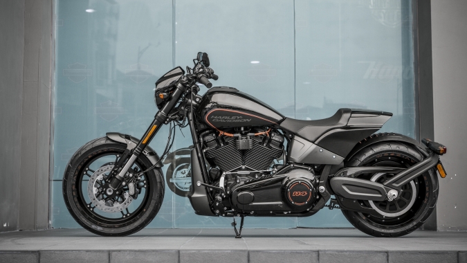Harley-Davidson FXDR 114 2019 giá 800 triệu cực ngầu với sắc đen bí ẩn