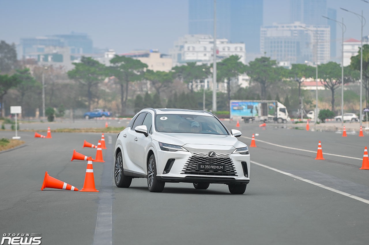 Cầm lái Lexus không còn 'nhàm chán' Cầm lái Lexus không còn 'nhàm chán'