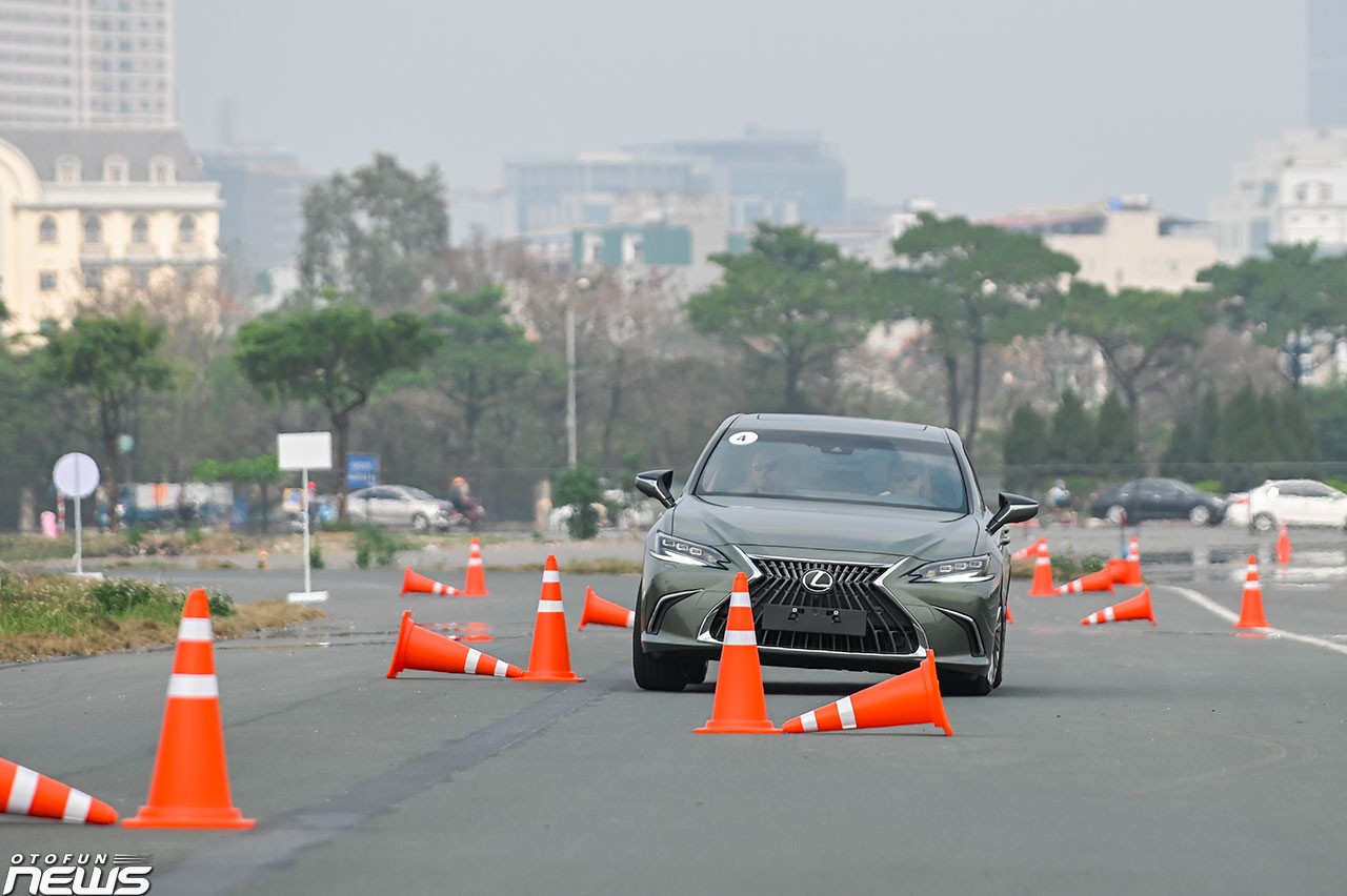 Cầm lái Lexus không còn 'nhàm chán' Cầm lái Lexus không còn 'nhàm chán'
