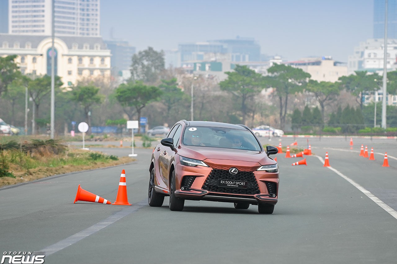 Cầm lái Lexus không còn 'nhàm chán' Cầm lái Lexus không còn 'nhàm chán'