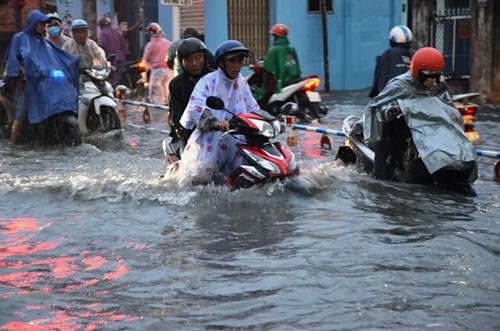 Đường ngập sâu, chảy xiết trong trận mưa trái mùa ở TP.HCM duong ngap sau chay xiet trong tran mua trai mua o tphcm