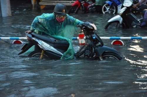 Đường ngập sâu, chảy xiết trong trận mưa trái mùa ở TP.HCM duong ngap sau chay xiet trong tran mua trai mua o tphcm