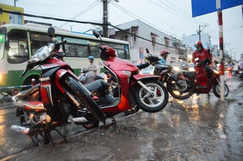 Đường ngập sâu, chảy xiết trong trận mưa trái mùa ở TP.HCM duong ngap sau chay xiet trong tran mua trai mua o tphcm