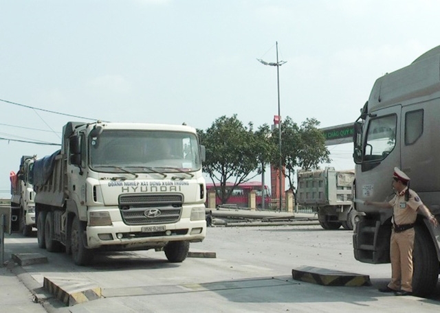 Ninh Bình: Xử lý hàng loạt xe quá tải “cày” nát Quốc lộ 12B ninh binh xu ly hang loat xe qua tai cay nat quoc lo 12b