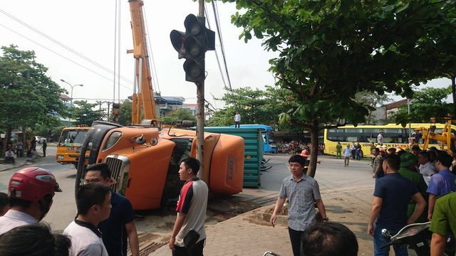 kinh hoang xe container de nat xe con 2 nguoi thiet mang