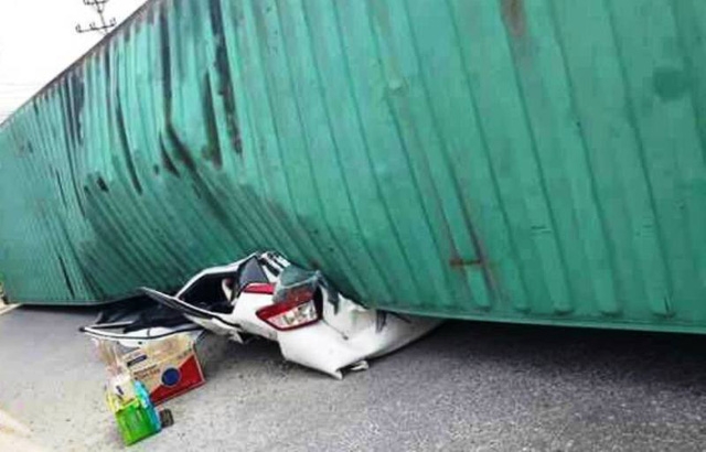 kinh hoang xe container de nat xe con 2 nguoi thiet mang