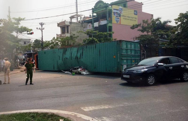 kinh hoang xe container de nat xe con 2 nguoi thiet mang