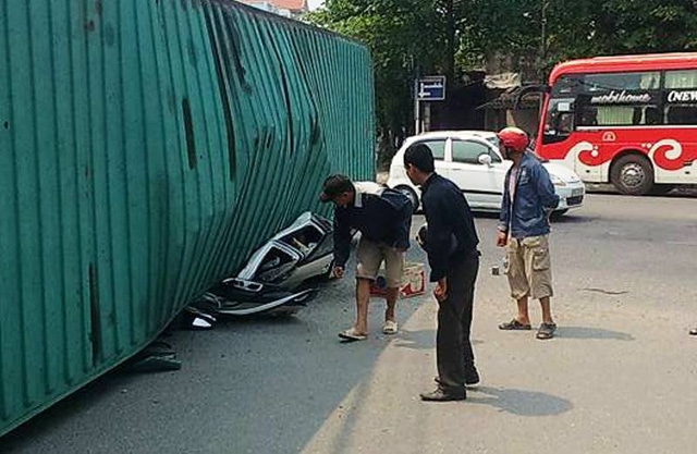 kinh hoang xe container de nat xe con 2 nguoi thiet mang