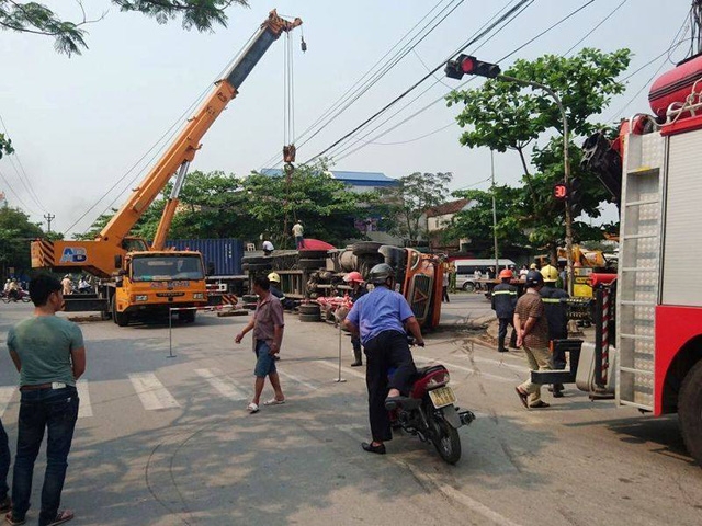 kinh hoang xe container de nat xe con 2 nguoi thiet mang