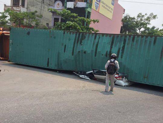 kinh hoang xe container de nat xe con 2 nguoi thiet mang