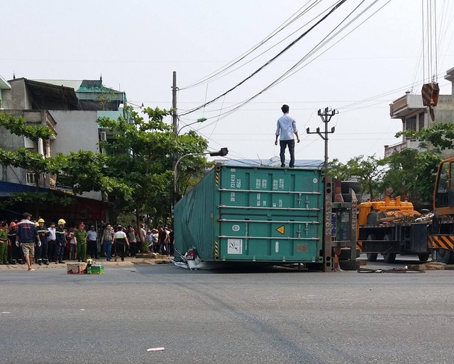 kinh hoang xe container de nat xe con 2 nguoi thiet mang