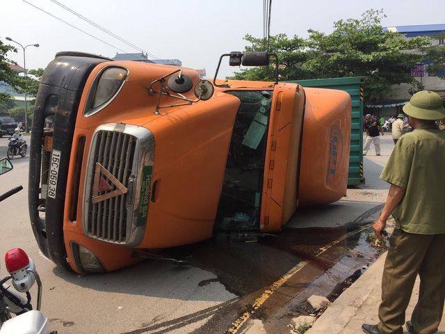 kinh hoang xe container de nat xe con 2 nguoi thiet mang