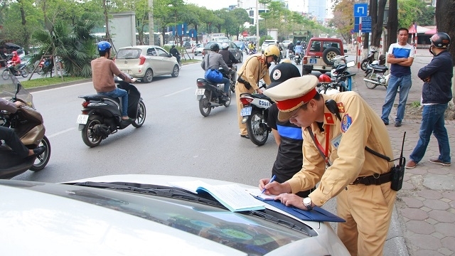 Để đảm bảo trật tự giao thông, vẫn nên lập chốt xử lý vi phạm