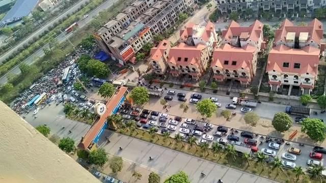 Hà Nội: Ùn tắc kéo dài vì taxi chắn đường cho một buổi cúng lễ