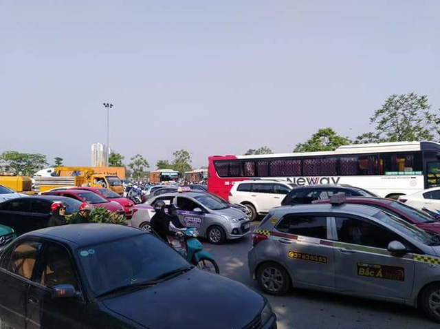 Hà Nội: Ùn tắc kéo dài vì taxi chắn đường cho một buổi cúng lễ ha noi un tac keo dai vi taxi chan duong cho mot buoi cung le