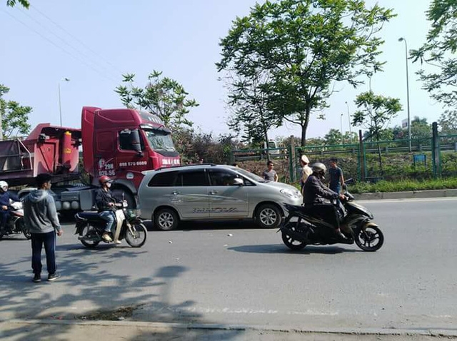 Hà Nội: Ùn tắc kéo dài vì taxi chắn đường cho một buổi cúng lễ ha noi un tac keo dai vi taxi chan duong cho mot buoi cung le