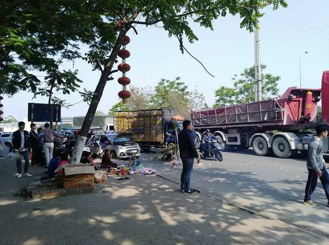 Hà Nội: Ùn tắc kéo dài vì taxi chắn đường cho một buổi cúng lễ ha noi un tac keo dai vi taxi chan duong cho mot buoi cung le