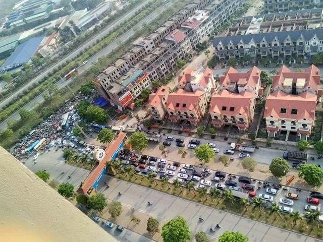 Hà Nội: Ùn tắc kéo dài vì taxi chắn đường cho một buổi cúng lễ ha noi un tac keo dai vi taxi chan duong cho mot buoi cung le