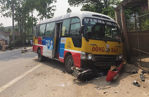 Tài xế xe buýt bị khởi tố vì lấn làn, đâm chết hai người đi xe máy tai xe xe buyt bi khoi to vi lan lan dam chet hai nguoi di xe may