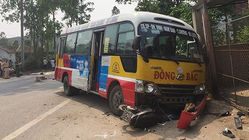 Tài xế xe buýt bị khởi tố vì lấn làn, đâm chết hai người đi xe máy