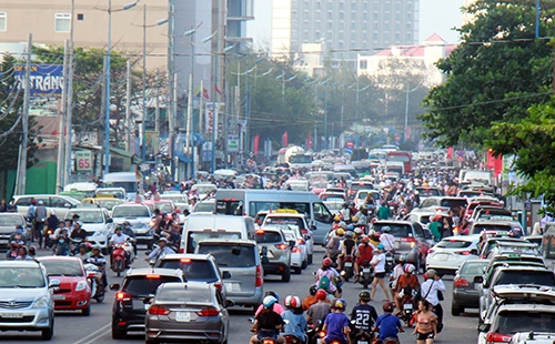 Đường phố Vũng Tàu đông nghịt người trốn nóng dịp lễ duong pho vung tau dong nghit nguoi tron nong dip le