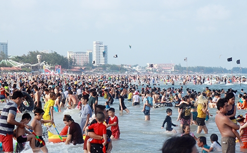 Đường phố Vũng Tàu đông nghịt người trốn nóng dịp lễ duong pho vung tau dong nghit nguoi tron nong dip le
