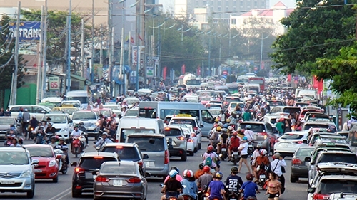 Đường phố Vũng Tàu đông nghịt người trốn nóng dịp lễ