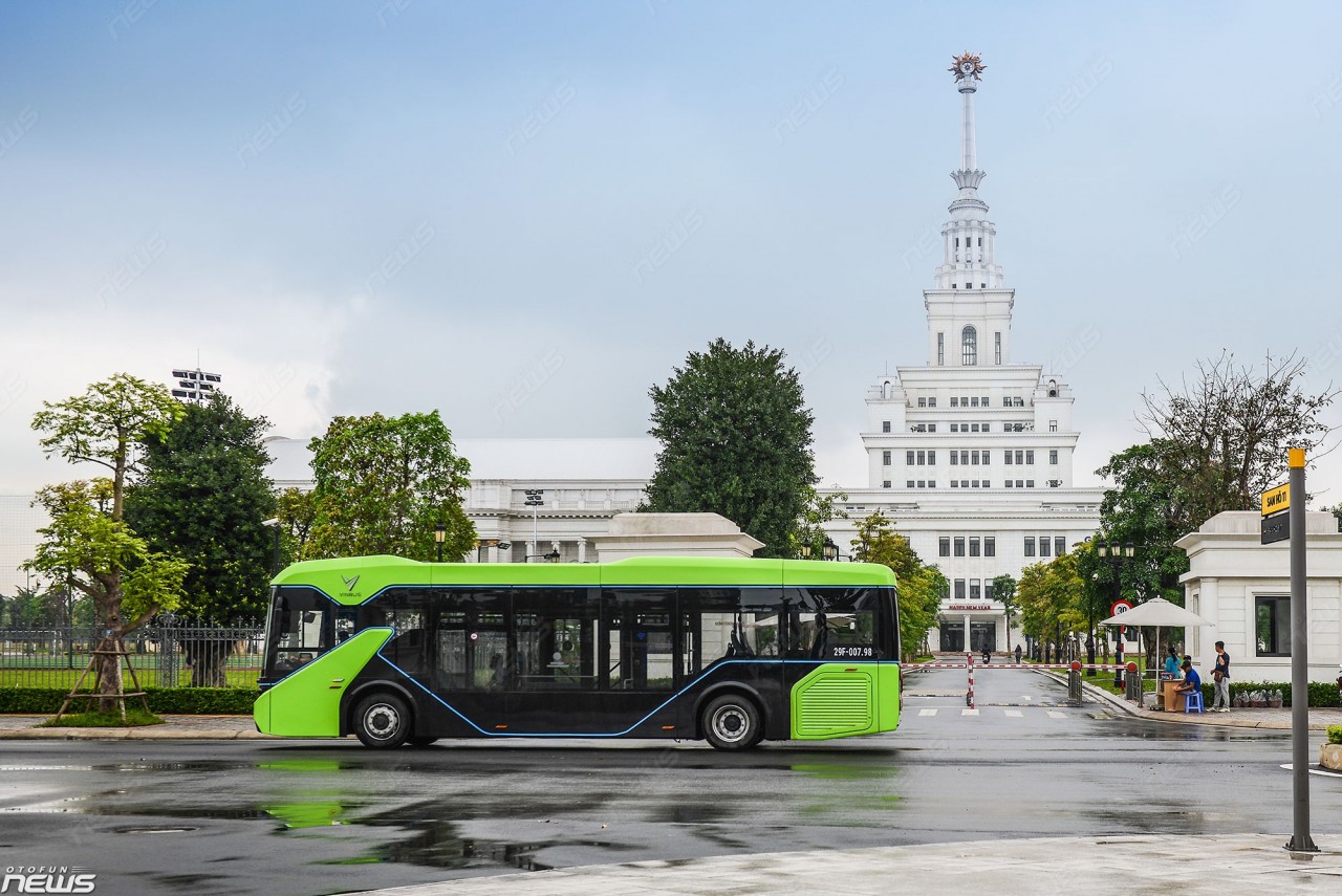Xe buýt điện VinBus chạy thử nghiệm tại Hà Nội Xe buýt điện VinBus chạy thử nghiệm tại Hà Nội