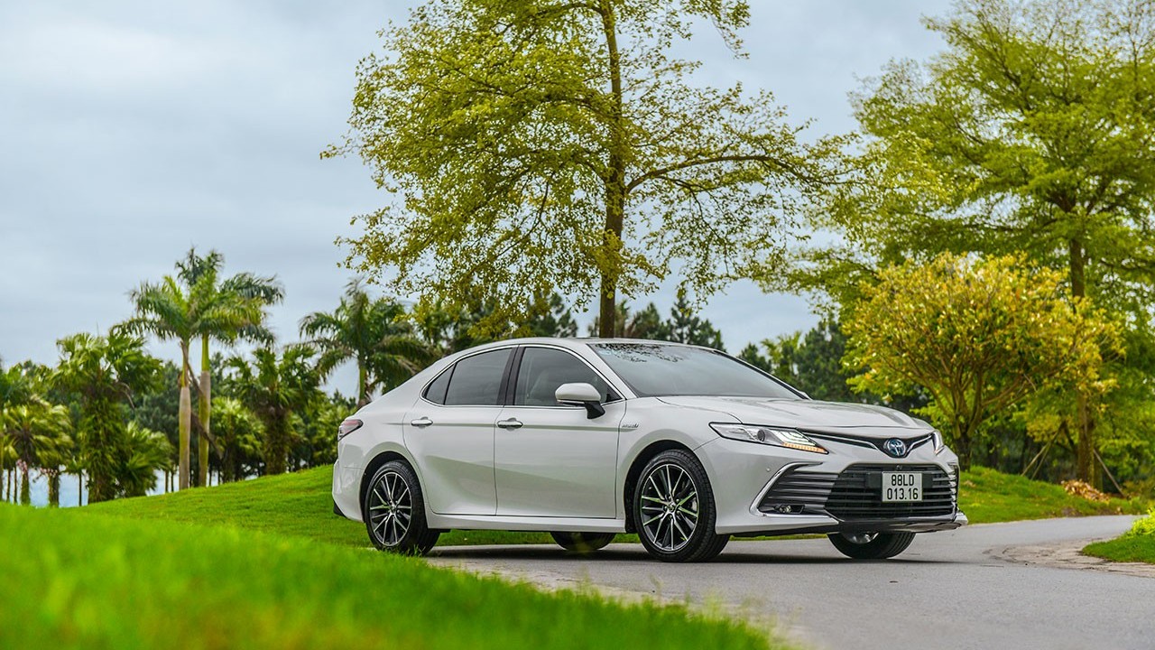 Toyota Camry 'cân' cả phân khúc sedan cỡ D, doanh số Honda Accord thấp ngoài dự kiến