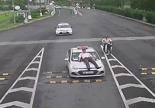 Taxi đâm nhân viên an ninh hàng không hoạt động "chui" ở Hà Nội taxi dam nhan vien an ninh hang khong hoat dong chui o ha noi
