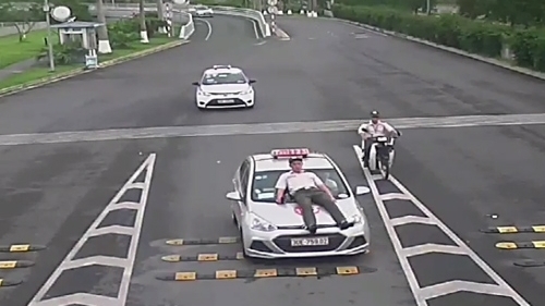 Taxi đâm nhân viên an ninh hàng không hoạt động "chui" ở Hà Nội